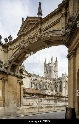 Abbazia di Bath visto attraverso il palladiano arco in York Street Foto Stock