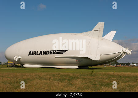 Airlander 10, più grande del mondo di aeromobili a Cardington hangar, Bedfordshire, Regno Unito Foto Stock