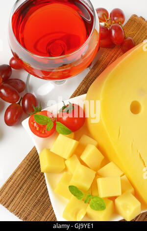 Piatto di formaggio fresco, un bicchiere di vino rosso e uva Foto Stock