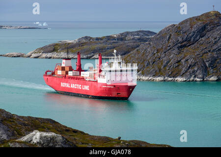 Royal linea artico nave portacontainer Irena Arctica in mare vela fino al fiordo di Kuannersooq Paamiut in Groenlandia sudoccidentale Foto Stock