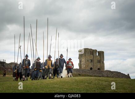 Membri della più antica rievocazione della società nel Regno Unito, il Nodo sigillato, rivivere il 1645 Grande Assedio del Castello di Scarborough durante la Guerra Civile Inglese, a Scarborough Castle nello Yorkshire. Foto Stock