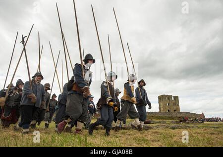 Membri della più antica rievocazione della società nel Regno Unito, il Nodo sigillato, rivivere il 1645 Grande Assedio del Castello di Scarborough durante la Guerra Civile Inglese, a Scarborough Castle nello Yorkshire. Foto Stock