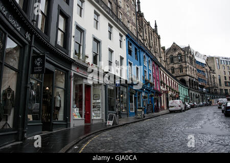 Un giorno di pioggia in Victoria Street, Edimburgo Foto Stock