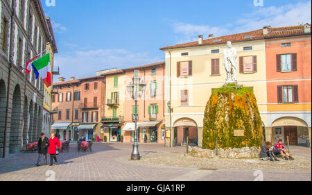 La gente a piedi e rilassatevi nella piazza principale del borgo di Iseo denominata piazza Garibaldi. Foto Stock