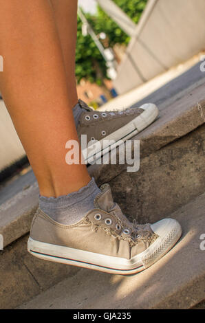 Sneaker donna sportivo gambe passo di formazione gambe donna exercisers facendo il passo Foto Stock