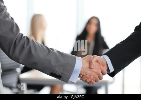 Close-up della stretta di mano di uomini di affari sulla riunione in ufficio Foto Stock