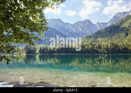 Riflessioni sull'acqua di Vorder Langbathsee in Austria, Salzkammergut Foto Stock