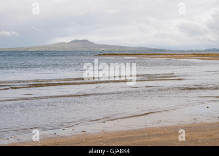 Isola di Rangitoto visto dalla Brown's Bay Foto Stock