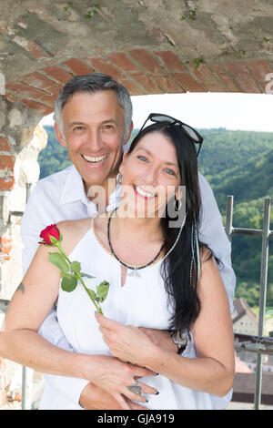 Il 50-anno-vecchia donna e 52-anno-vecchio uomo, 'Burgruine Wellheim' (castello di rovina), distretto Eichstatt, Alta Baviera, Germania Foto Stock
