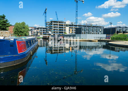 Il "Campo di cotone Wharf' blocchi di appartamenti in costruzione dal campo di cotone marina Park, New Islington, Ancoats, Manchester, Inghilterra, Regno Unito Foto Stock