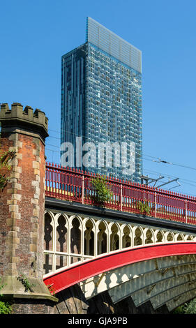 Victorian ponte ferroviario e il Beetham Tower, dal Rochdale Canal, vicino a Castlefield, Manchester, Inghilterra, Regno Unito Foto Stock