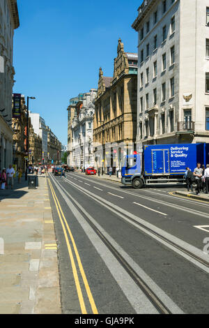 Nuova posa i binari del tram lungo Cross Street, Manchester, Inghilterra, Regno Unito, durante la costruzione di una seconda linea attraverso il centro della citta'. Foto Stock