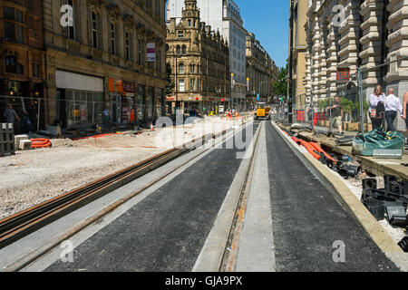 Nuova posa i binari del tram lungo Cross Street, Manchester, Inghilterra, Regno Unito, durante la costruzione di una seconda linea attraverso il centro della citta'. Foto Stock