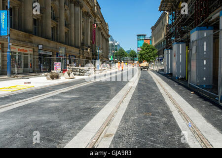 Nuova posa i binari del tram lungo Cross Street, Manchester, Inghilterra, Regno Unito, durante la costruzione di una seconda linea attraverso il centro della citta'. Foto Stock