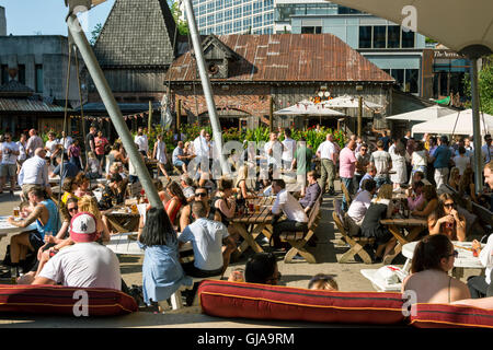 Area salotto all'aperto presso il Oast House restaurant e bar, il cortile Avenue, Spinningfields, Manchester, Inghilterra, Regno Unito Foto Stock