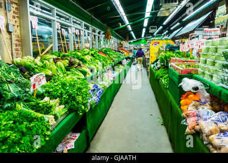 New York, New York, Stati Uniti, negozio di alimentari del quartiere Organic Foods, verdure fresche in mostra nel mercato di Chelsea, interni, negozi di cibo, vista panoramica del supermercato, corridoio, fruttivendolo all'interno dei supermercati prezzi usa, Chelsea a New York Foto Stock