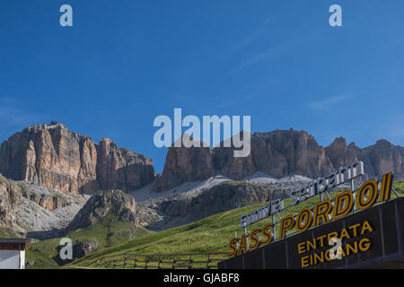 Stazione della Funivia sul Passo Pordoi (2.240 m), che conduce al Sass Pordoi (2.950 m), il gruppo del Sella, Dolomiti, Italia Foto Stock