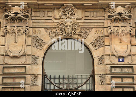 Decorazioni art noveau da scultore ceca Kloucek Celda su Praga Banca di Credito edificio nella città nuova di Praga, Repubblica Ceca. La costruzione della Praga Banca di Credito (Prazska uverni banka) è stato progettato da architetto ceco Matej Blecha e costruito nel 1900-1902. Foto Stock