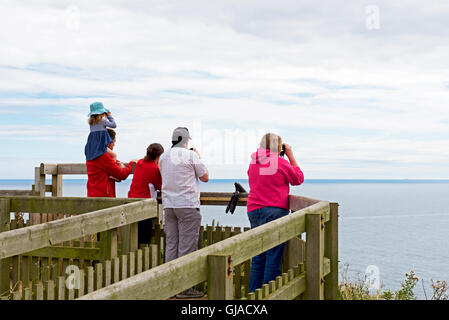 Gli amanti del birdwatching sulla piattaforma di osservazione a Bempton Cliffs, un RSPB riserva naturale, East Yorkshire, Inghilterra, Regno Unito Foto Stock