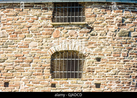Bloccate il carcere di Windows su un castello o fortificazione. Foto Stock