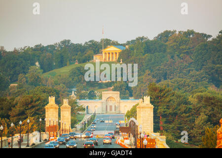 Washington, DC cityscape con il Cimitero Nazionale di Arlington in mattinata Foto Stock