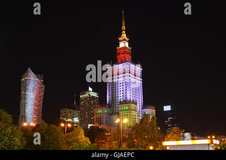 Il Palazzo della Cultura e della scienza (Polacco: Pałac Kultury i Nauki) è un notevole edificio alto a Varsavia, Polonia Foto Stock