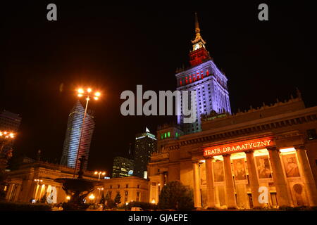 Il Palazzo della Cultura e della scienza (Polacco: Pałac Kultury i Nauki) è un notevole edificio alto a Varsavia, Polonia Foto Stock