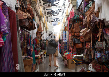 Granada, Spagna - 5 Agosto 2016: vicoli pieni di negozi chiamato Alcaiceria, di origine moresca di mercato della seta, G Foto Stock