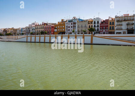 Vista del Betis Street nel quartiere di Triana di Siviglia dal fiume Guadaquivir, Spagna Foto Stock