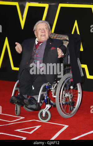 Kenny Baker muore all'età di 81 anni, 13 Agosto 2016 foto scattata a Premiere Europeo di "Guerre Stellari: la forza risveglia' a Leicester Square il 16 dicembre 2015 a Londra, Inghilterra. Credito glamourstock Foto Stock