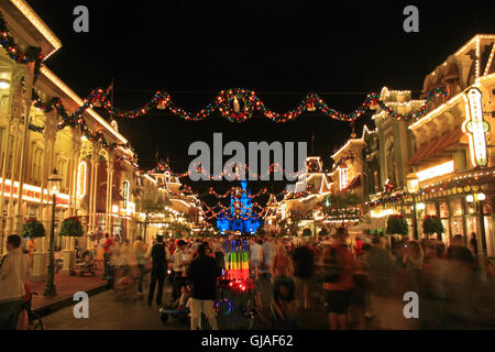 Orlando, Florida. Il 3 gennaio 2007. Main Street USA al Magic Kingdom a Walt Disney World con decorazioni di Natale. Foto Stock