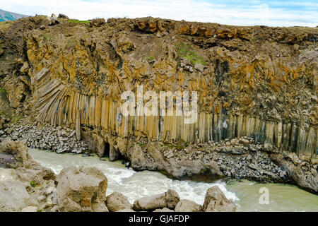 Bella roccia pattern presso la scogliera di Aldeyjafoss la cascata nel nord dell'Islanda Foto Stock