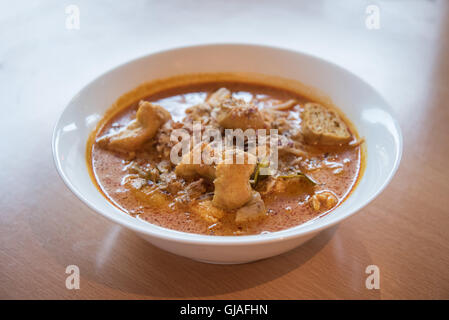 Pollo e tofu laksa un caldo fragrante zuppa di noodle al piatto Foto Stock