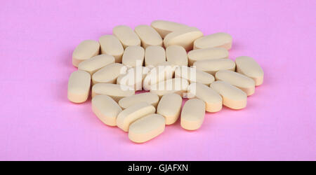 La terapia dell'hiv efavirenz su sfondo rosa Foto Stock