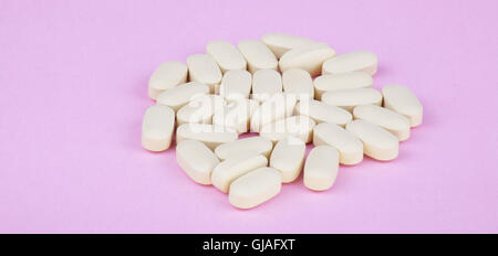 La terapia dell'hiv efavirenz su sfondo rosa Foto Stock