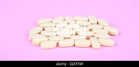 La terapia dell'hiv efavirenz su sfondo rosa Foto Stock