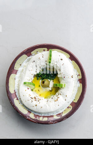 Labneh libanese fresco medio orientale di crema di formaggio dip snack alimentare Foto Stock