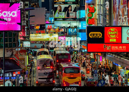 Insegne al neon e i cartelloni lungo le affollate e con segnale di occupato per le strade delle città, Hong Kong, Cina. Foto Stock