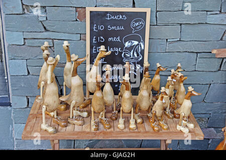 Visualizzazione delle anatre di legno in vendita Foto Stock