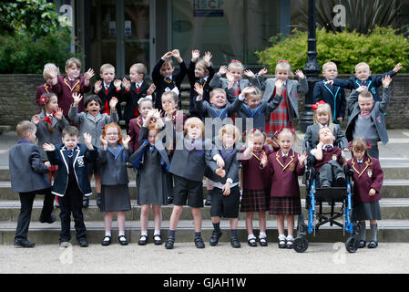 14 Fuori di 15 gruppi di gemelli, dall'area Inverclyde, posano per una fotografia di Clyde Square a Greenock, davanti al loro primo giorno di scuola. Nella foto è raffigurato (fila posteriore sinistra a destra) Emma e grazia McEleny (4), il Fraser e Nathan McGrath (5), Jackson e Elizabeth Reid (5), Brooke e Skye Smith (4), Andrea e Thomas Stewart (4), (fila centrale da sinistra a destra) Charlotte e Morgan Goyal (5), Orlagh e Niamh Keen (4), Charlie e Olivia Lyne (5), Olivia e Rhogen McCurry (5), (in prima fila da sinistra a destra) Craig e Stuart Arthur (5), Caragh e Sophie Doig (5), Jude e Luca Donnachie (5), Jessica e la Foto Stock