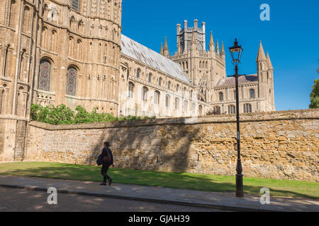 Vista del lato nord della Cattedrale di Ely dalla strada conosciuta come la galleria, Cambridgeshire, England, Regno Unito Foto Stock