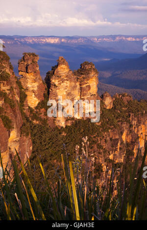 Le tre sorelle al tramonto, Australia le tre sorelle che sovrasta il Jamison Valley Foto Stock