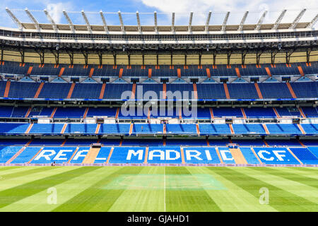 Stand e passo al Santiago Bernabeu Stadium, casa del Real Madrid, Chamartin, Madrid, Spagna Foto Stock