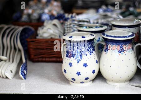 Ceramiche Artigianali tazze dalla fabbrica Ceramika Artystyczna sul marketplace durante il polacco ceramica Festival di Boleslawiec,Polonia Foto Stock