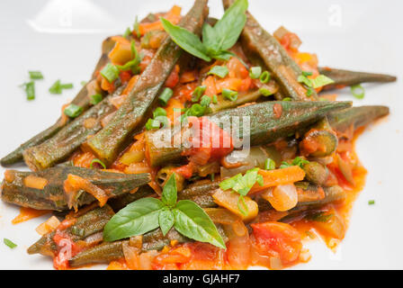 L'Okra piatto stufati con pomodori, la carota e la cipolla closeup (tradizionale greco, rumeno, bulgaro e piatto turco) Foto Stock