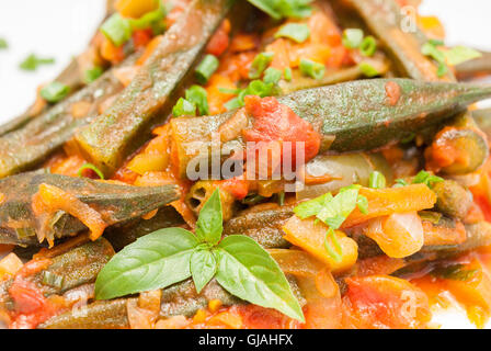 L'Okra piatto stufati con pomodori, la carota e la cipolla closeup (tradizionale greco, rumeno, bulgaro e piatto turco) Foto Stock