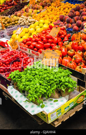 Fruttivendolo in stallo il Mercato Orientale mercato di Genova. Liguria, Italia. Foto Stock