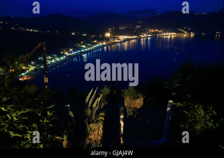 Vista su Agios Georgios Pagon sull'isola di Corfu di notte Foto Stock