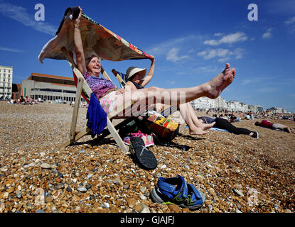 Sheila e Lilian Thompson (destra) Godetevi il clima mite sulla spiaggia di Brighton, East Sussex, come i britannici sono impostati per crogiolarsi in una tre-giorni di sunny scrivi come il mercurio sale ben al di sopra della media per questo periodo dell'anno. Foto Stock