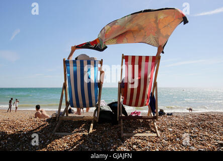 Sheila e Lilian Thompson godetevi il clima mite sulla spiaggia di Brighton, East Sussex, come i britannici sono impostati per crogiolarsi in una tre-giorni di sunny scrivi come il mercurio sale ben al di sopra della media per questo periodo dell'anno. Foto Stock